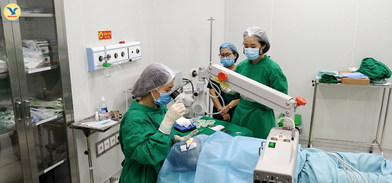BSCKI. Đoàn Thu Hiền - Chuyên khoa Mắt, BVĐK MEDLATEC đang tiến hành ca phẫu thuật mắt.